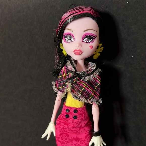 Mattel Monster High I Love Shoes Draculaura Doll with Shoe Collection - Picture 2 of 10